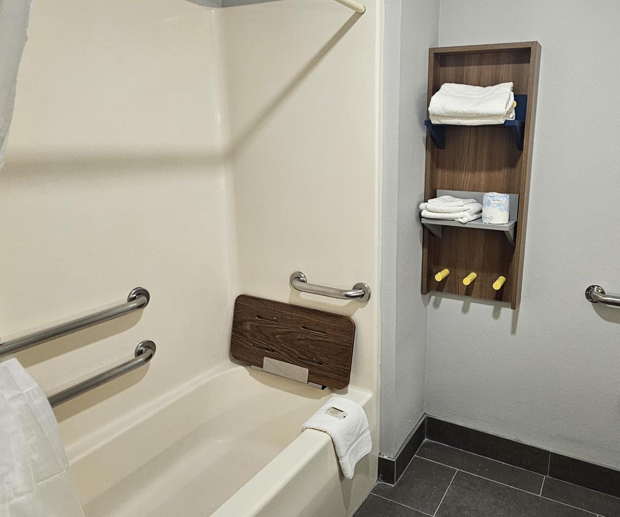 Microtel Inn & Suites By Wyndham Tulsa - Catoosa Route 66 Bagian luar foto